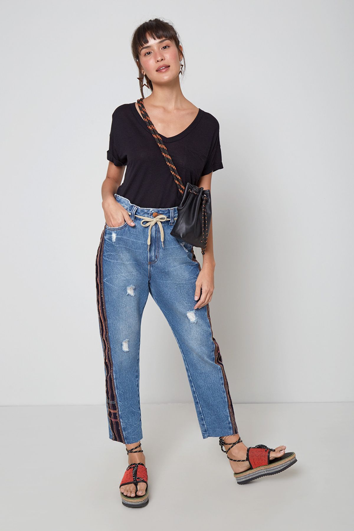 mom jeans com camisa